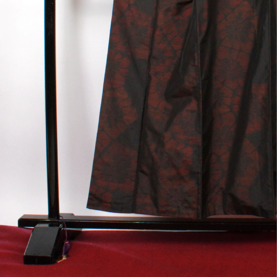 大島紬 身丈155cm 裄丈64.5cm 緯総絣 花模様 正絹 Aランク 袷 黒系 1116001893310