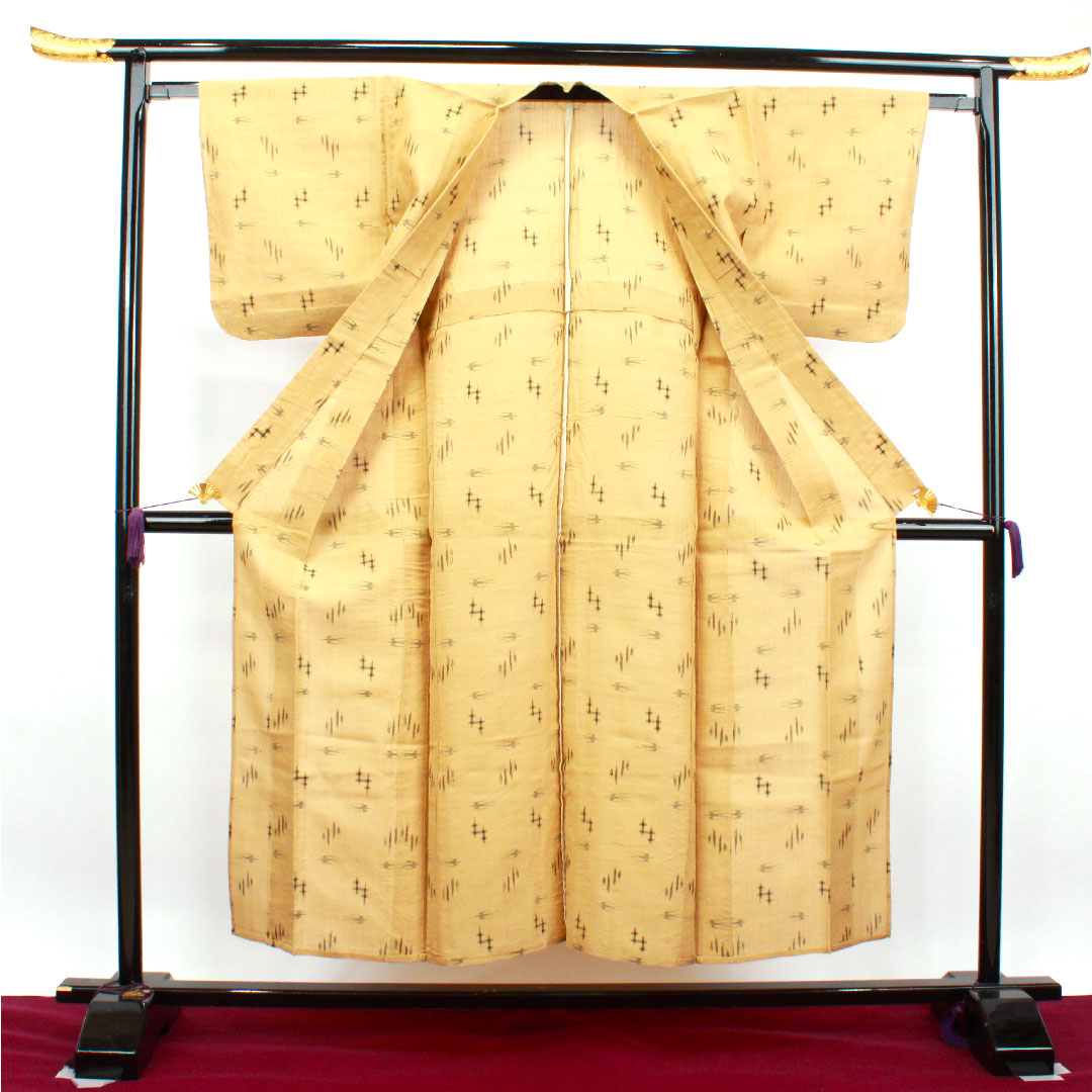 夏物 麻 紬 身丈152cm 裄丈62.5cm 楊梅色(やまももいろ) 琉球模様 絣 夏紬 紗 Sランク ベージュ系 1132001612225