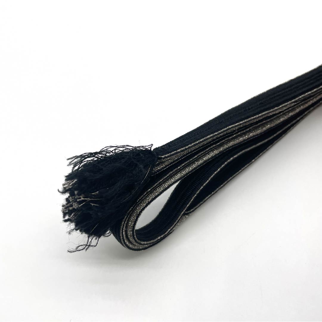 帯締め 正絹 四分紐 黒色(くろいろ) 銀色(ぎんいろ) モノトーン 長さ約154cm 幅約1.2cm カジュアル Aランク 黒系 1135003143310