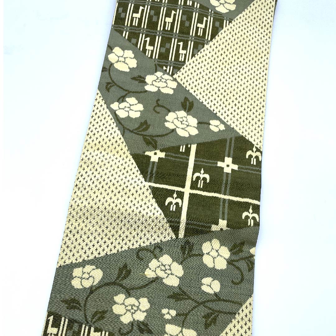 名古屋帯 麹色 紬地 切り嵌め風 燕 花 動物柄バティック柄 帯丈355.5cm 正絹 Sランク 全通 カジュアル クリーム系 1124004552315 名古屋仕立て