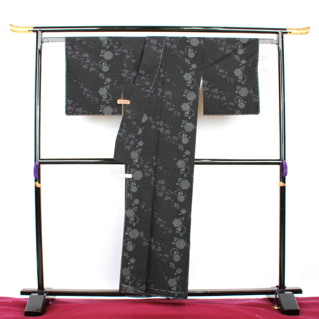 結城紬 身丈156cm 裄丈65.5cm 雪輪 蔦 正絹 Sランク 袷 黒系 1116002032310