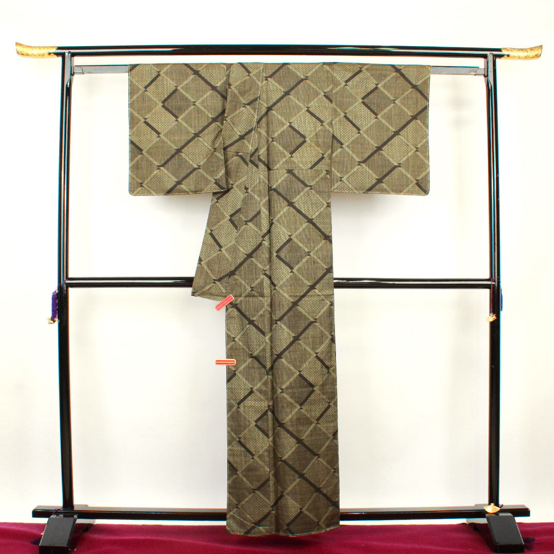 大島紬 身丈160.5cm 裄丈67cm 経緯絣 菱 正絹 Sランク 袷 黒系 1116002092410