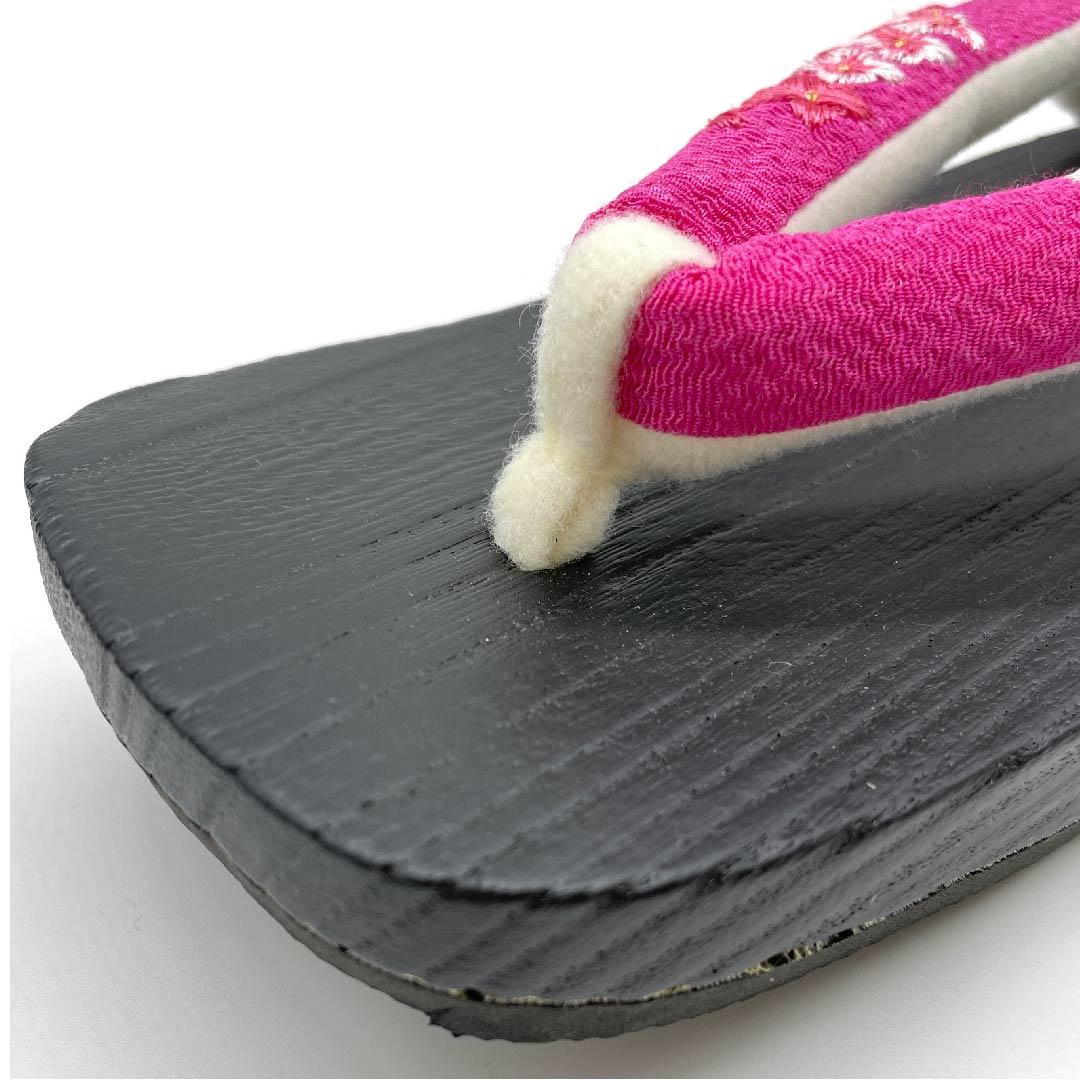 (新品未使用品)下駄 ちりめん 刺繍 花模様 Lサイズ 黒系 NEWランク 11220009210