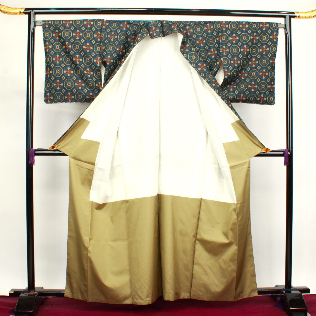 村山大島紬 身丈161cm 裄丈66.5cm しつけ糸付き 未使用品 アンサンブル 幾何学模様 正絹 Sランク 袷 紺系 1116002412418