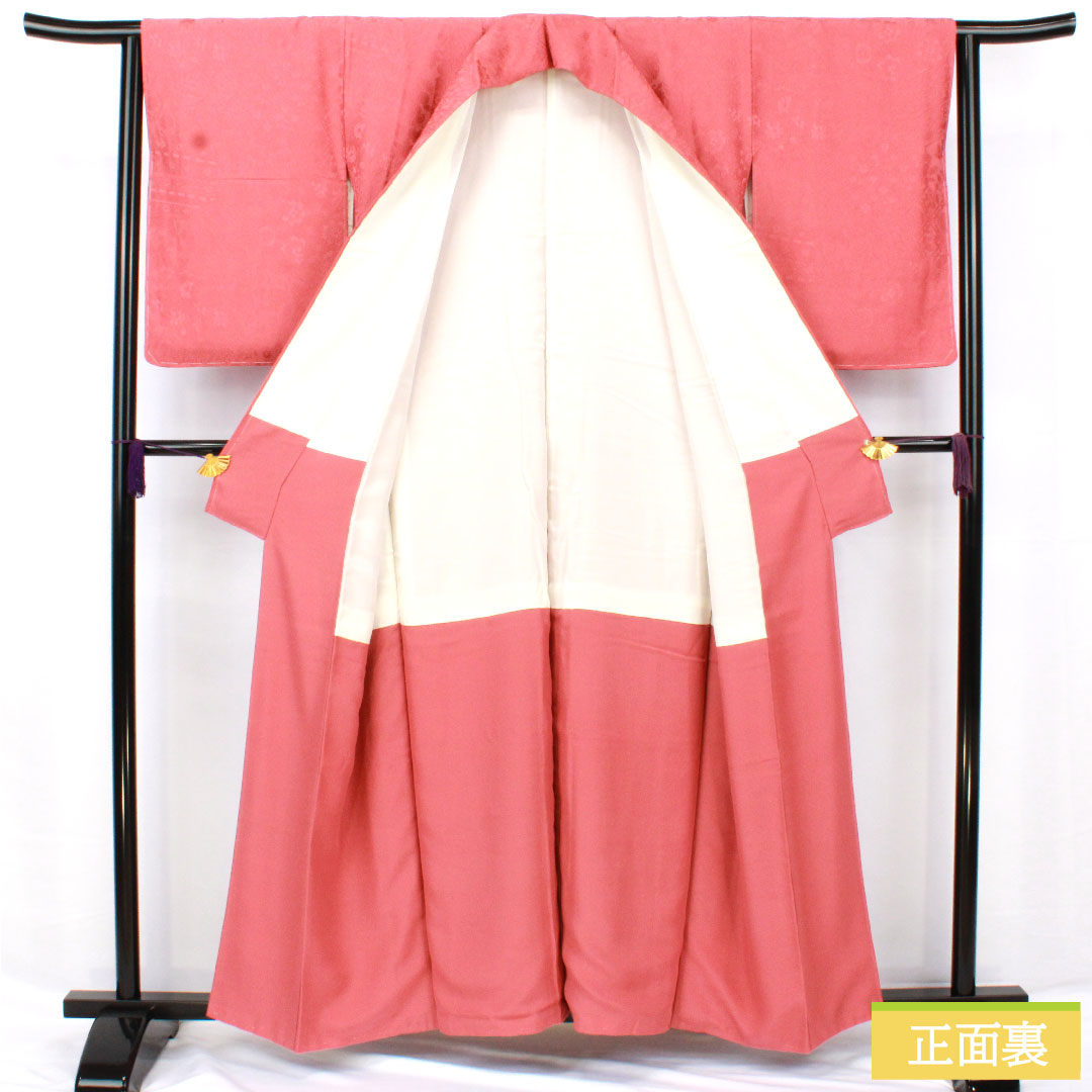色無地 正絹 身丈157.5cm 裄丈63cm 桃紅色(とうこうしょく)綸子 一つ紋 蔓柏 袷 Aランク ピンク系 1114002003313