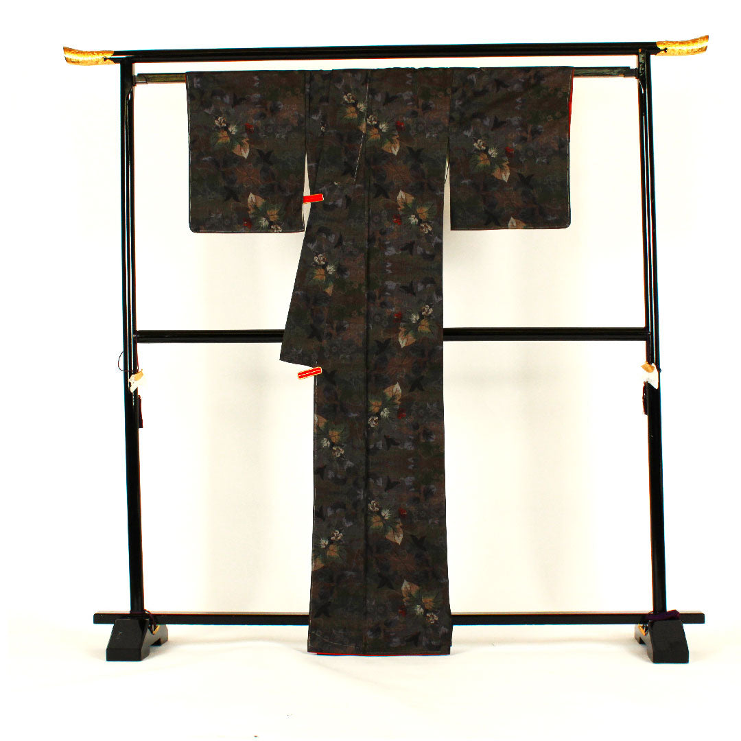 大島紬 身丈166.5cm 裄丈66cm 草花に蝶模様 9マルキ 正絹 Sランク 袷 グレー系 1116000902422