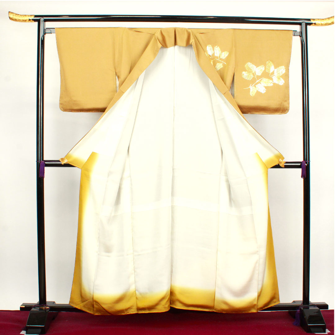 Homongi (formal kimono) Length 158.5cm Sleeve length 65cm Agarwood brown Gold leaf finish Pine needles Pure silk S rank Yellow 1112002562323