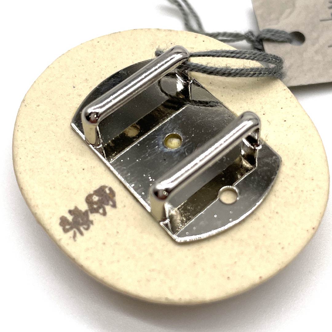 (新古品) 帯留め 陶磁器 カジュアル 薄香色(うすこういろ) 清水焼 鶴 鳥 長さ約3.5cm 幅約4cm Sランク ベージュ系 1137000072925