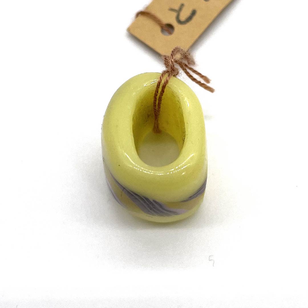 (新古品) 帯留め 陶磁器 カジュアル 嫩黄色(どんこうしょく) トンボ玉 螺旋 曲線 長さ約2cm 幅約2cm Sランク 黄系 1137000262923