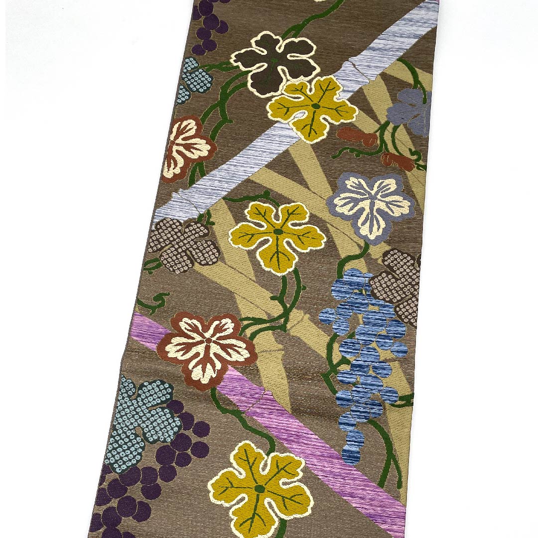 袋帯 煤色(すすいろ) 白綾苑大庭 蔦 竹 葡萄 帯丈447cm 正絹 Sランク 六通 フォーマル 茶系 1123009452314