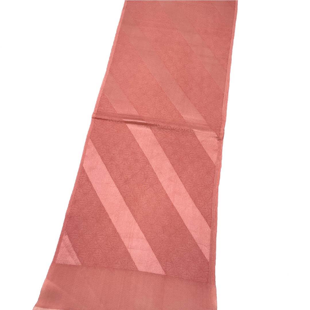 Casual obiage (sash sash) made of pure silk, S-rank, in Choshun-iro (Choshu-iro) and Akebono-iro (Akebono-iro) with hemp leaf pattern and diagonal lines, approximately 168cm long and 28cm wide, in pink. Product code: 1136001932913