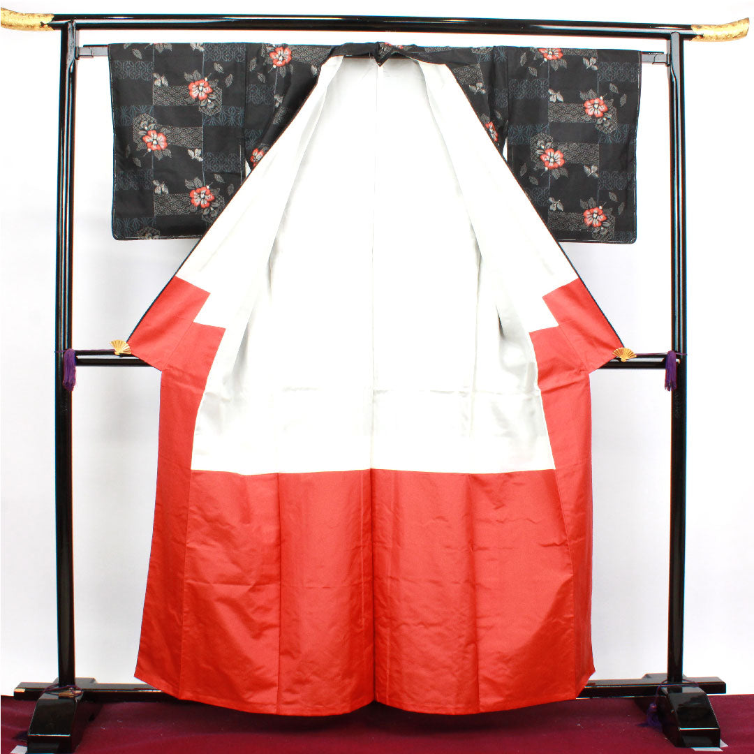 村山大島紬 身丈160cm 裄丈64cm しつけ糸付き 未使用品 市松 吉祥文様 抽象花 正絹 Sランク 袷 黒系 1116002702410