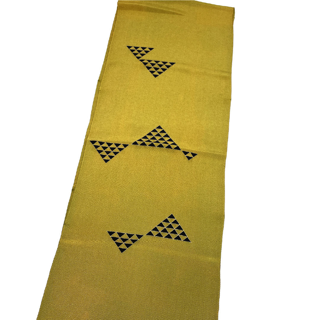 帯揚げ 正絹 Sランク カジュアル 黄橡色(きつるばみいろ) 鱗模様 古典柄 幾何学模様 長さ約176cm 幅約31cm 黄系 1136001692923