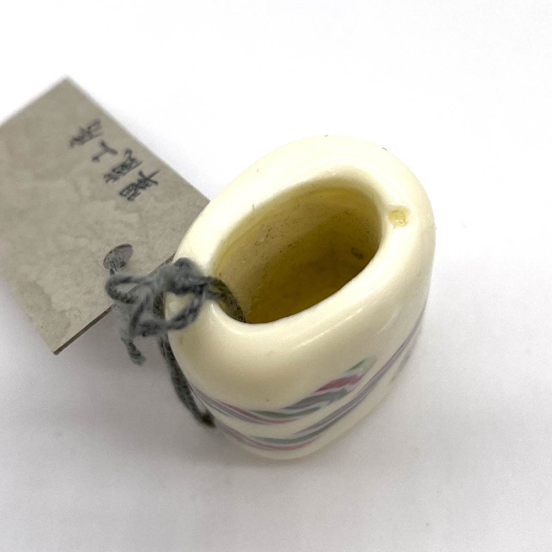 (新古品) 帯留め 陶磁器 カジュアル 乳白色(にゅうはくしょく) トンボ玉 花 縞 長さ約2.5cm 幅約3cm Sランク 白系 1137000092911