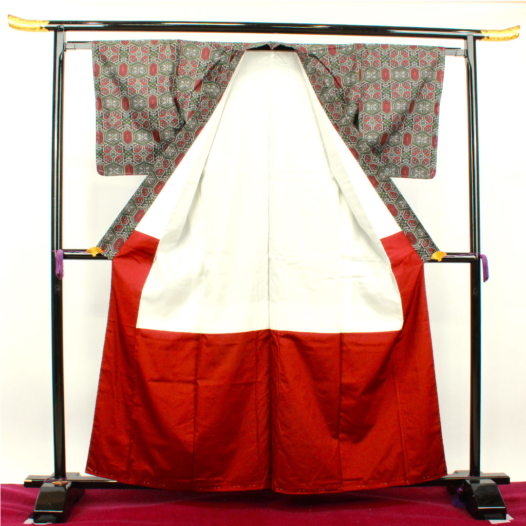 村山大島紬 身丈162cm 裄丈63.5cm しつけ糸付き 未使用品 アンサンブル 幾何学模様 正絹 Sランク 袷 黒系 1116002732410