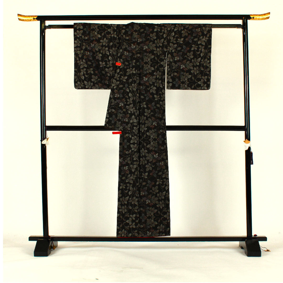 大島紬 身丈156cm 裄丈63cm 経緯絣 草花模様 正絹 Sランク 袷 黒系 1116001192310