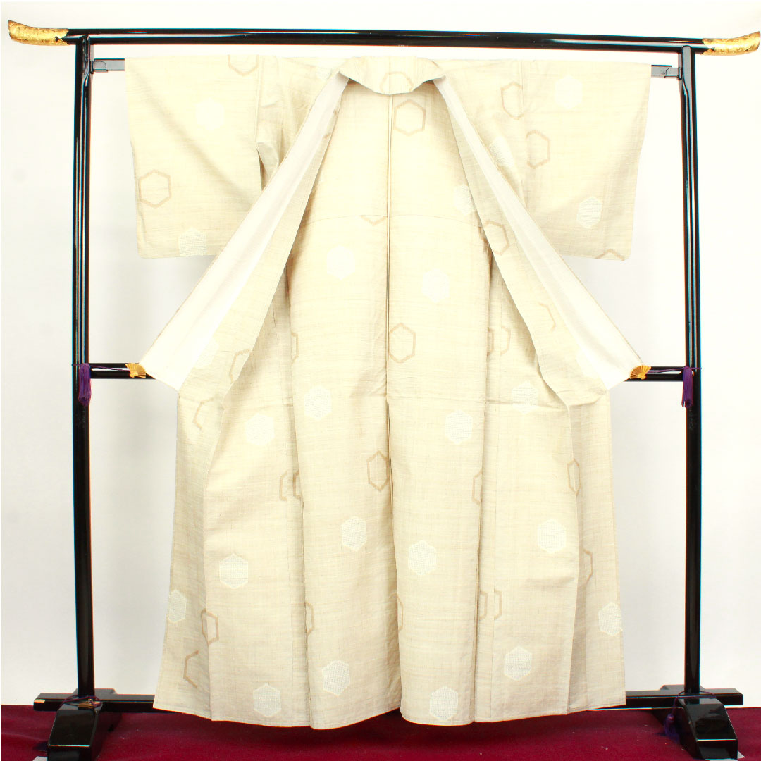 紬 身丈161.5cm 裄丈63.5cm 練色 亀甲 正絹 Sランク 単衣 クリーム系 1116002452415
