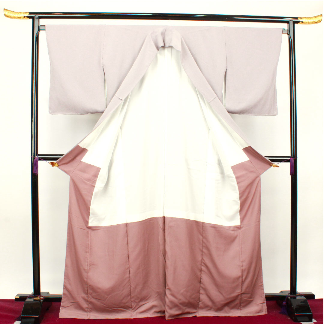 色無地 ポリエステル 鈍紫色 洗える着物 素無地 しつけ糸付き 未使用品 藤輪に木瓜 身丈170cm 裄丈66.5cm 袷 Sランク 紫系 1114000752620