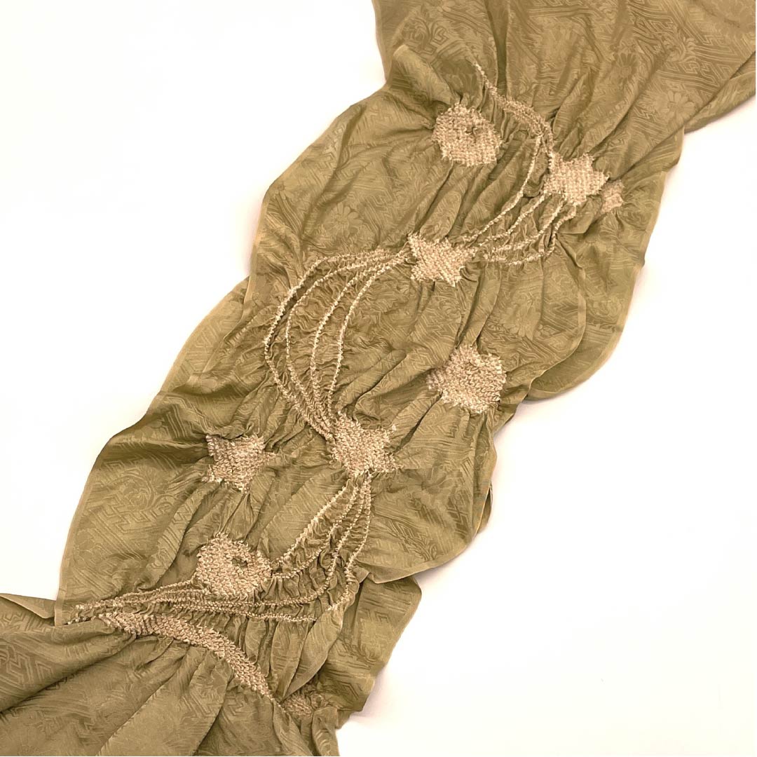 Semi-formal obiage (sash sash), pure silk, grade A, in karenoiro (karenoiro) dyed with a shibori (dyed) pattern, beige, approximately 143cm long and 17.5cm wide. Product code: 1136000953925