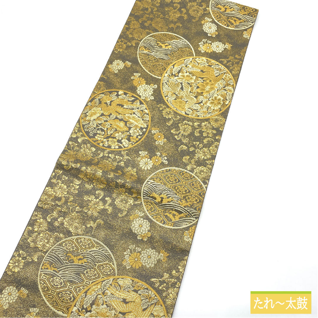 Formal, gray-colored, genuine silk obi (S-rank) with Nishijin weave and Shosoin maki-e (lacquerware) motifs. Length: 442cm. Six-fold obi. Product code: 1123016962322.
