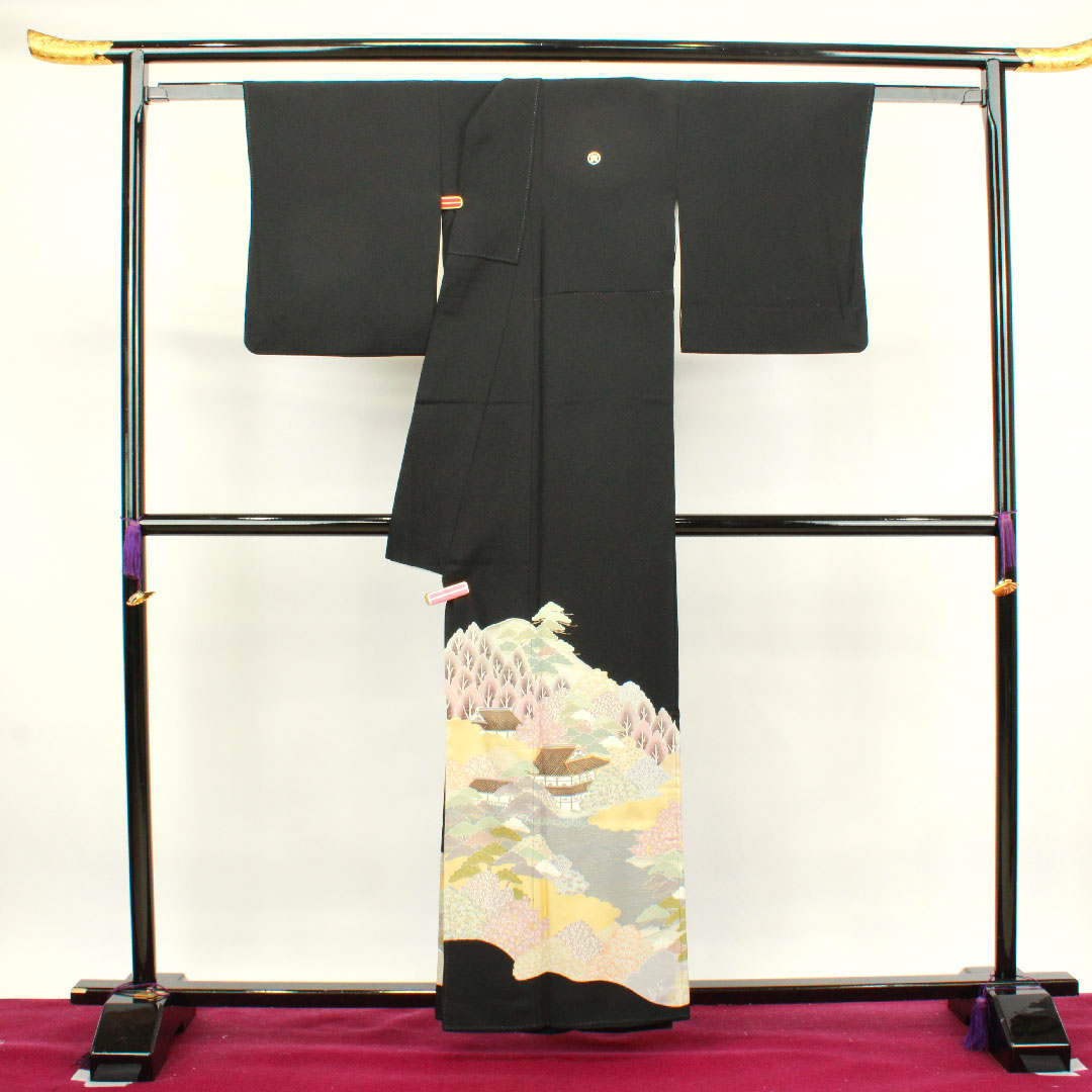 黒留袖 身丈158cm 裄丈63.5cm 袷 京友禅 風景模様 丸に違い矢 正絹 Aランク 五つ紋 黒系 1111000833310