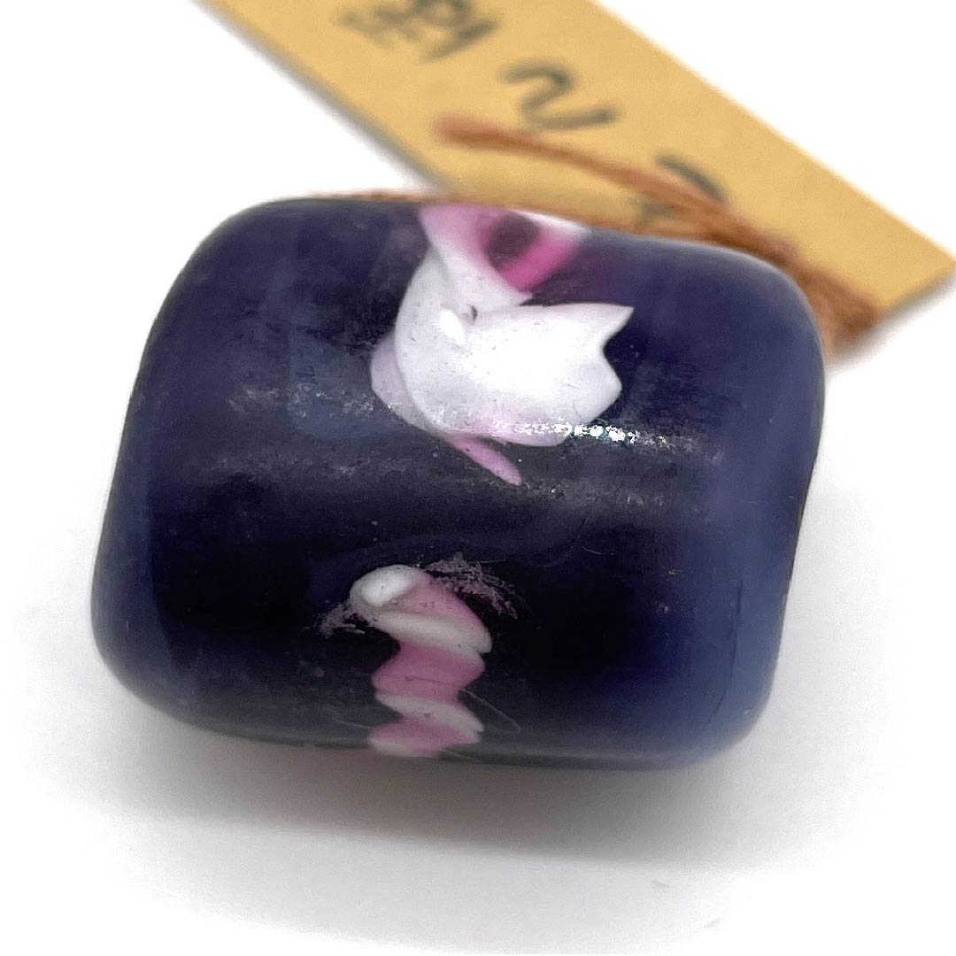 (新古品) 帯留め ガラス カジュアル 紫紺色(しこんいろ) トンボ玉 桜 螺旋 長さ約2cm 幅約2.5cm Sランク 紫系 1137000062920