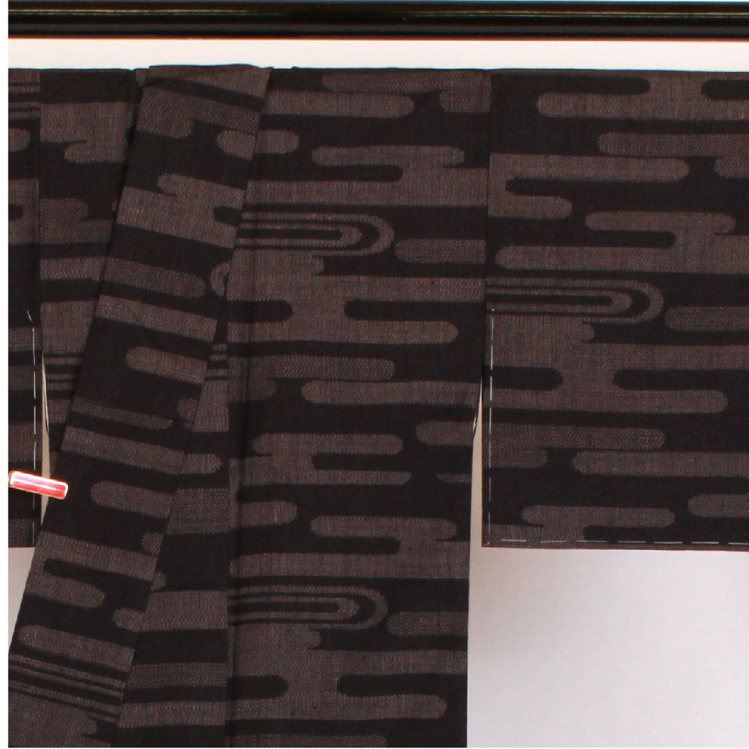 結城紬 身丈154cm 裄丈61cm 100亀甲 ヱ霞模様 正絹 Aランク 袷 黒系 1116000603210