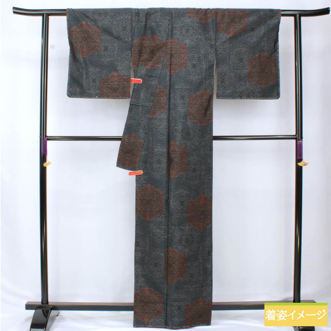 紬 正絹 Aランク 身丈164cm 裄丈65cm 鋼色(はがねいろ) 大島紬 横双絣 幾何学模様 袷 紺系 1116004003418