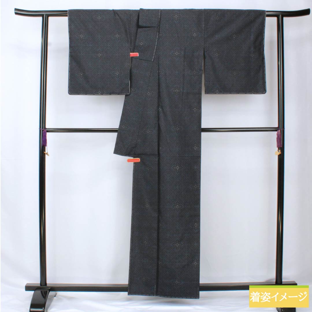 紬 正絹 身丈160.5cm 裄丈67cm 大島紬 幾何学模様 横奴 しつけ糸付き Sランク 袷 紺系 1116003782418