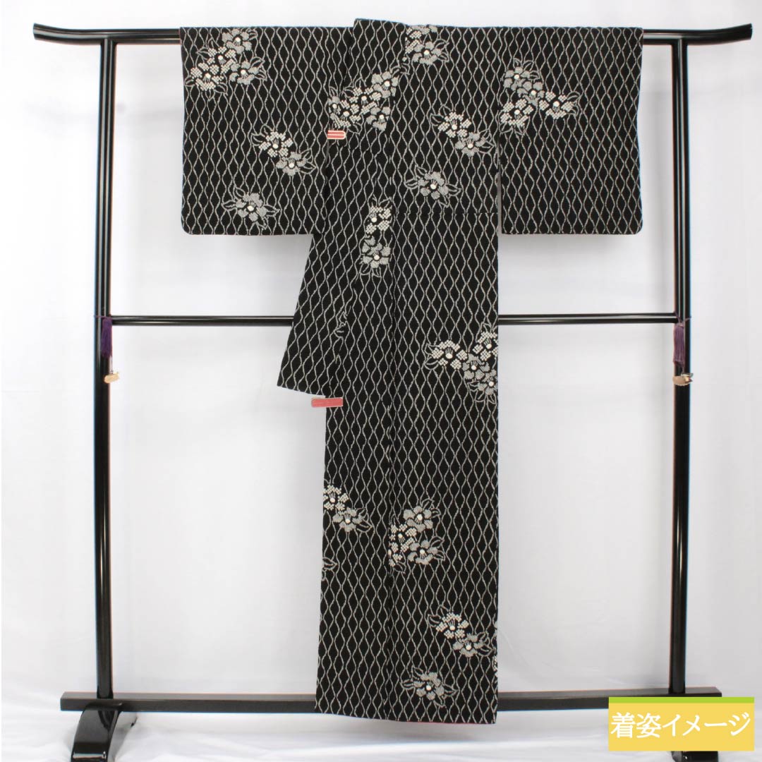 小紋 正絹 身丈158cm 裄丈63cm 袷 立涌 椿 パールトーン加工 Aランク 黒系 1115005343310