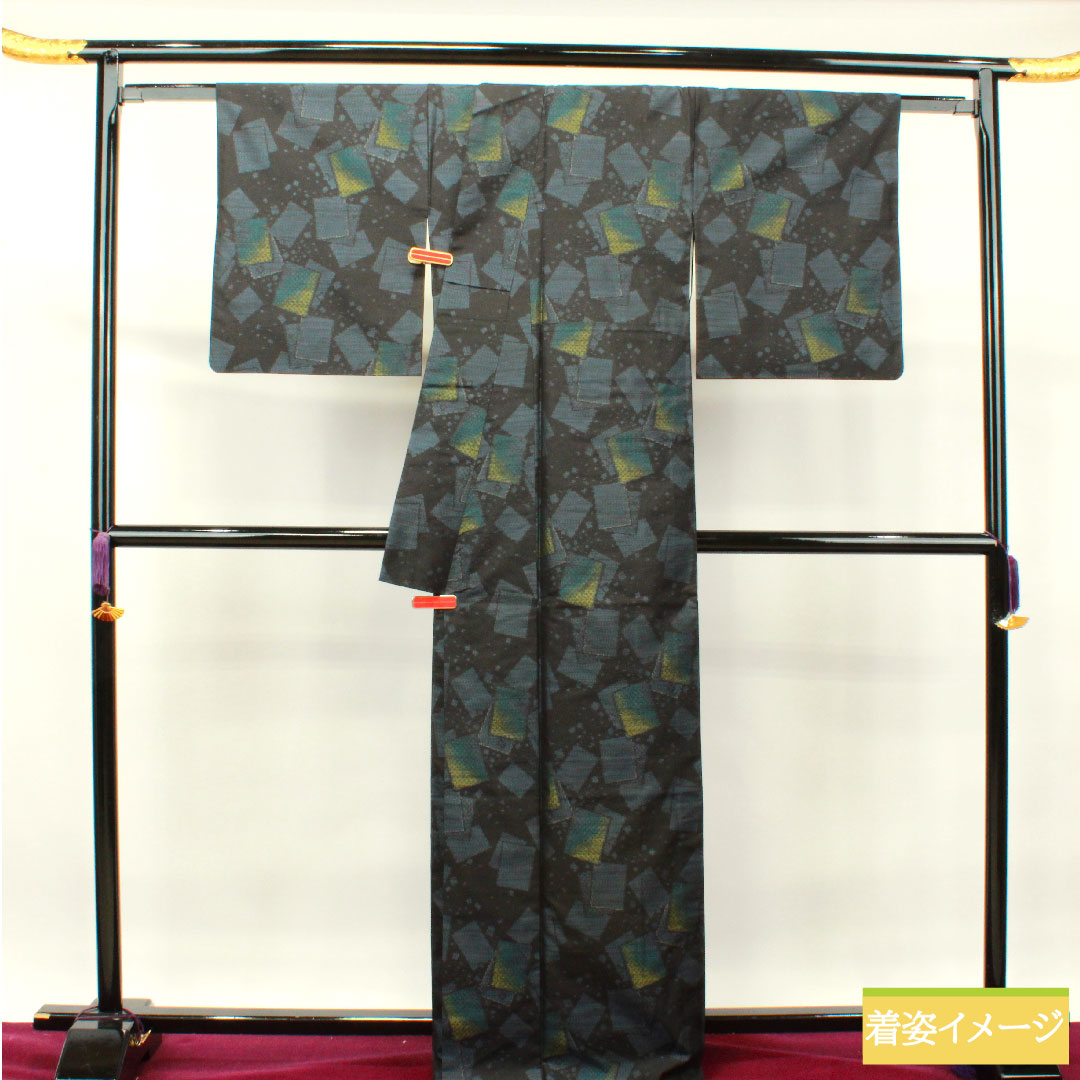 大島紬 正絹 身丈167cm 裄丈70cm 緯総絣 色紙模様 Sランク 袷 黒系 1116003062510