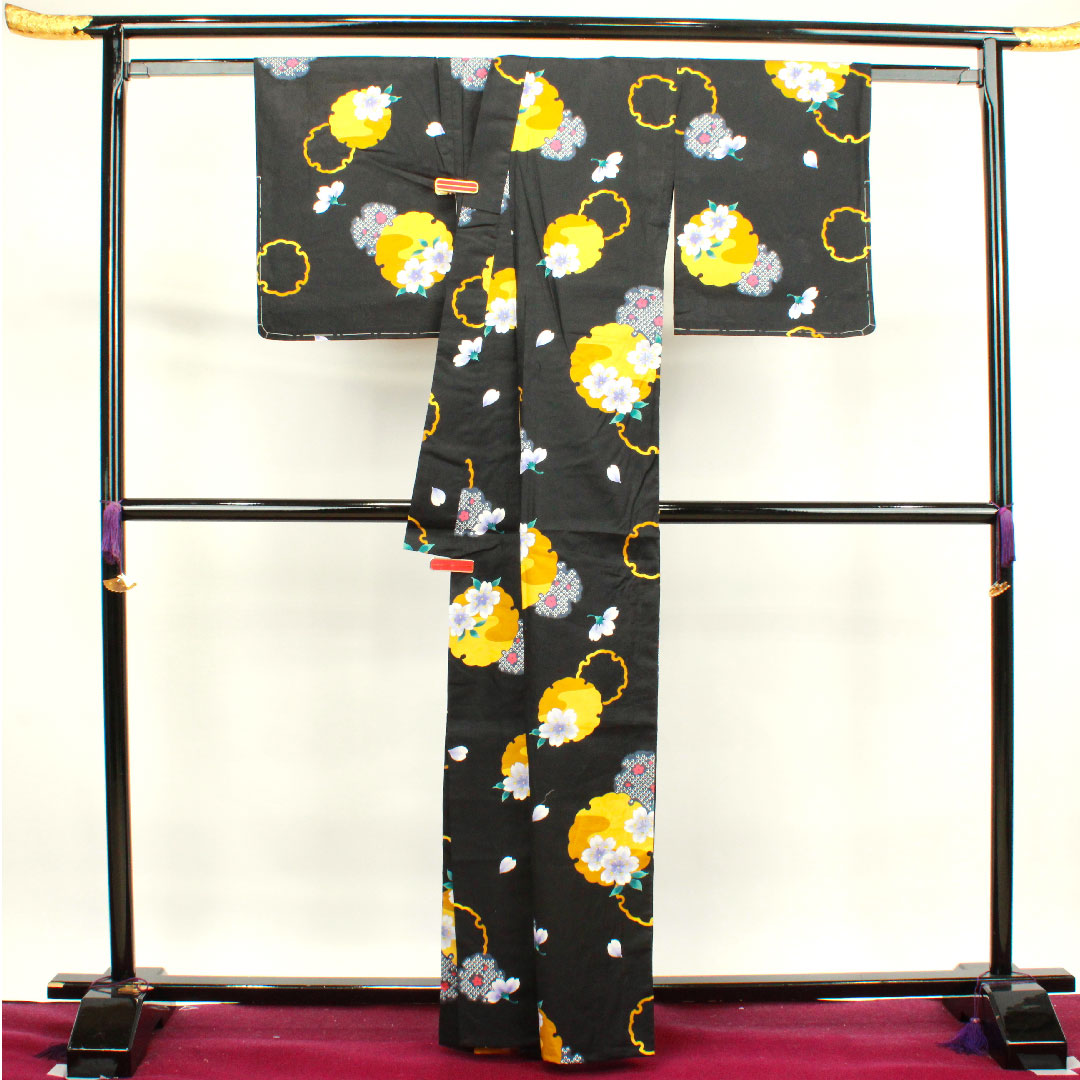 浴衣 しつけ糸付き 未使用品 雪輪 桜 木綿 Sランク 単衣 身丈163.5cm 裄丈64.5cm 黒系 1118003092410