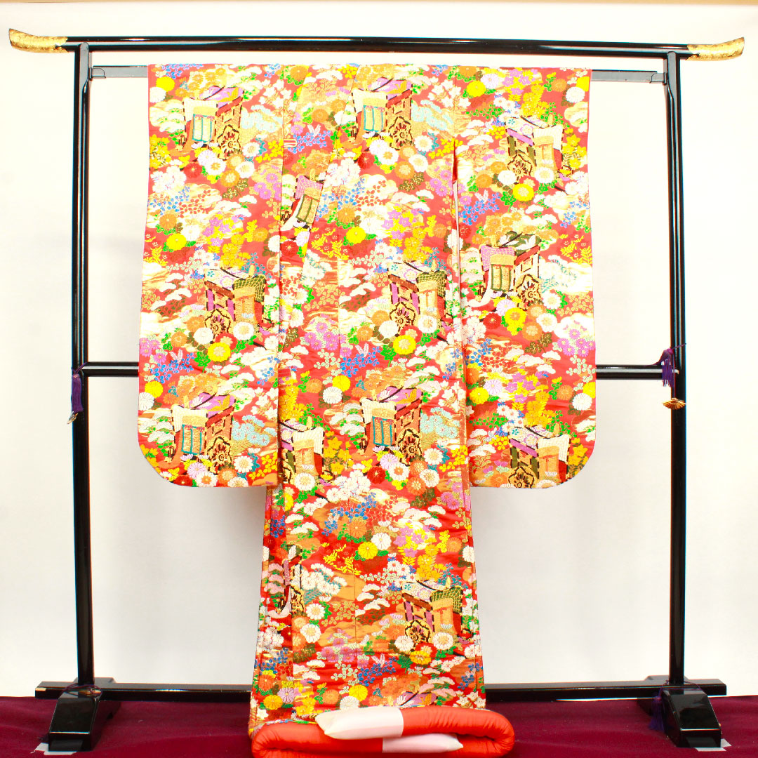 Iro-uchikake (colored kimono) Length 192cm Scarlet Karaori Imperial carriage Auspicious motif Pure silk S rank Awase Vermilion 1110000242916