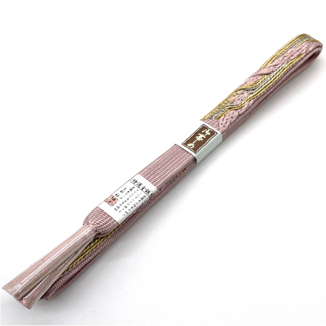 (Like new) Pure silk obijime (sash band) in pale pink (tankoshokuiro) with specially selected gold and silver threads. Approximately 162cm long and 2cm wide. Semi-formal, S rank. Pink. Product code: 1135001152913