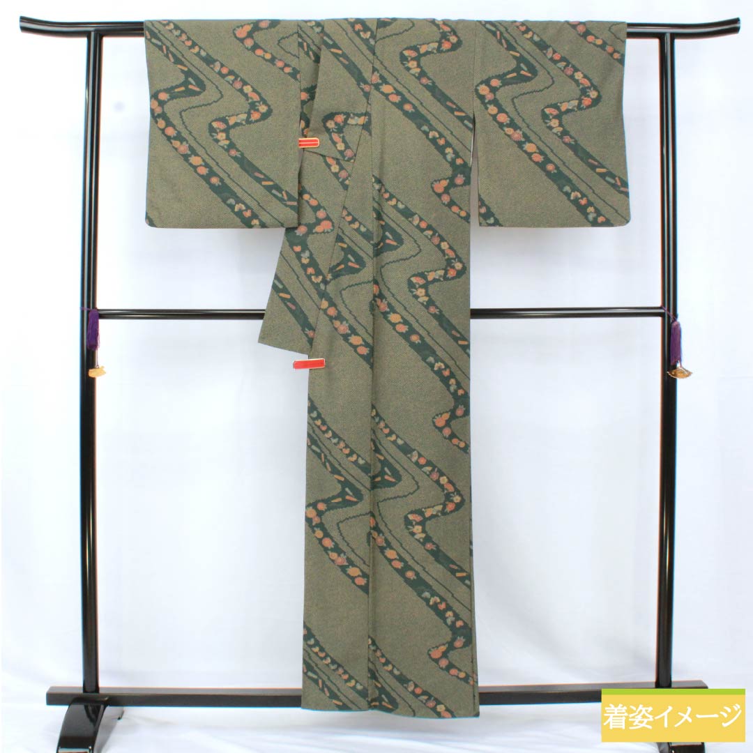 小紋 ポリエステル 身丈159cm 裄丈67cm 袷 鉄色(てついろ) 洗える着物 流水 蝶 Sランク 緑系 1115005192319