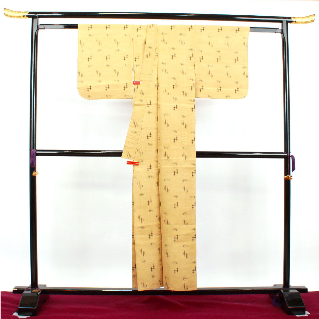 夏物 麻 紬 身丈152cm 裄丈62.5cm 楊梅色(やまももいろ) 琉球模様 絣 夏紬 紗 Sランク ベージュ系 1132001612225