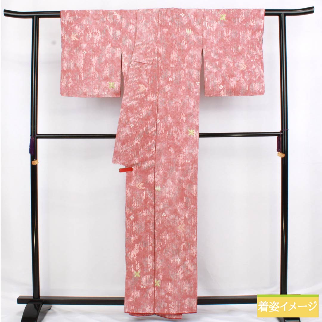 小紋 正絹 Aランク 身丈158.5cm 裄丈63.5cm 袷 浅蘇芳色(あさきすおういろ) 絞り 刺繍 抽象模様 ピンク系 1115006323313