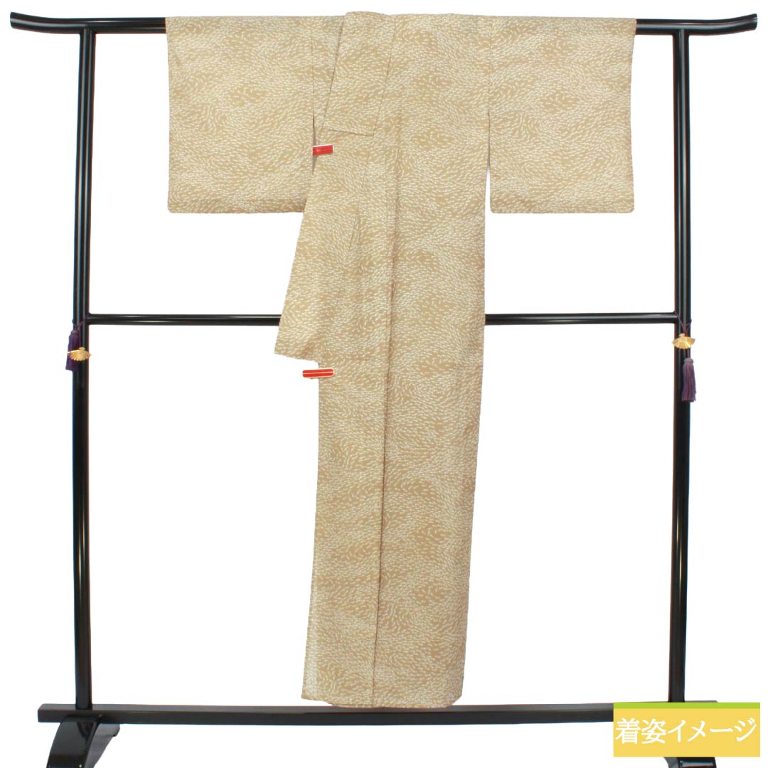 夏物 ポリエステル 小紋 Aランク 身丈151.5cm 裄丈61.5cm 芽色(かやいろ) 松葉 洗える着物 絽 ベージュ系 1132005403225