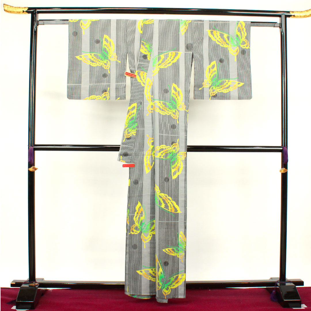 浴衣 灰色 蝶 木綿 Sランク 単衣 身丈162cm 裄丈67cm グレー系 1118002452422