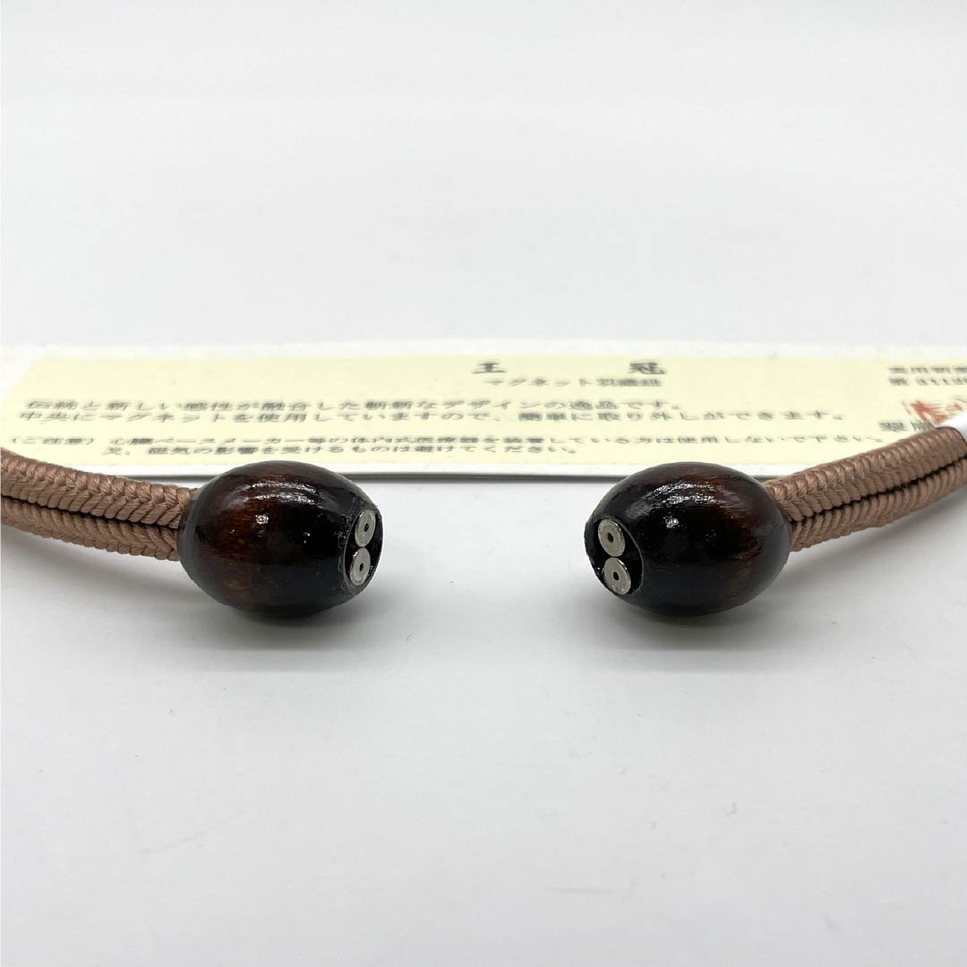 羽織紐 正絹 NEWランク カジュアル 香色(こういろ) 翆嵐工房 無双タイプ カニカン 木 マグネット 茶系 1121000051914