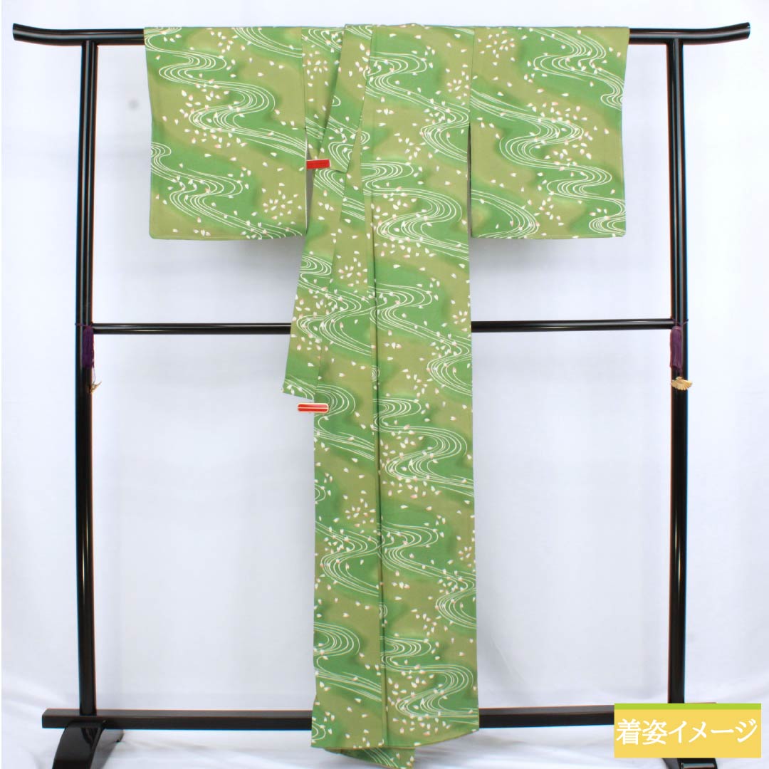 小紋 正絹 Sランク 身丈157cm 裄丈67cm 袷 仏手柑色(ぶしゅかんいろ) 緑衫色(ろくそういろ) 型染 流水 散り桜 緑系 1115006562319
