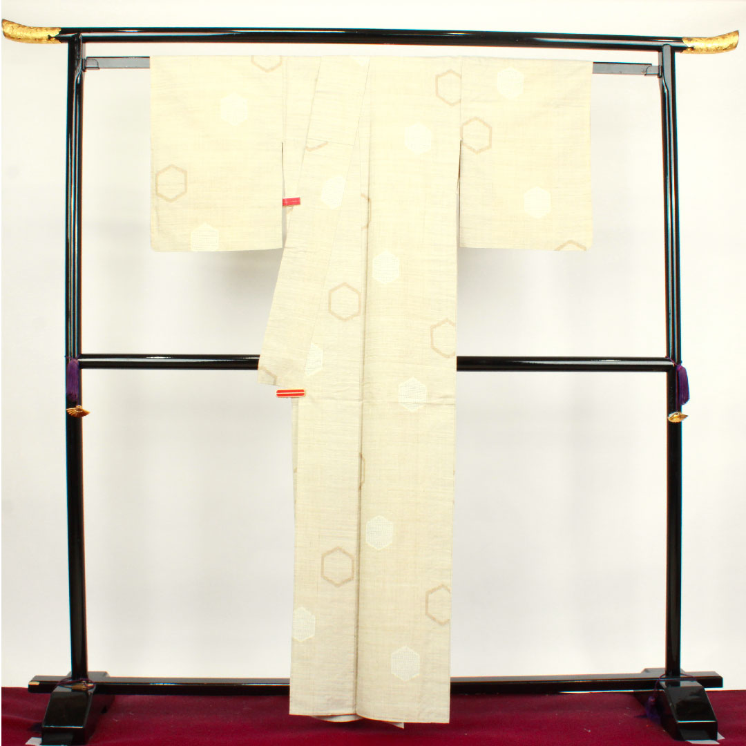 紬 身丈161.5cm 裄丈63.5cm 練色 亀甲 正絹 Sランク 単衣 クリーム系 1116002452415