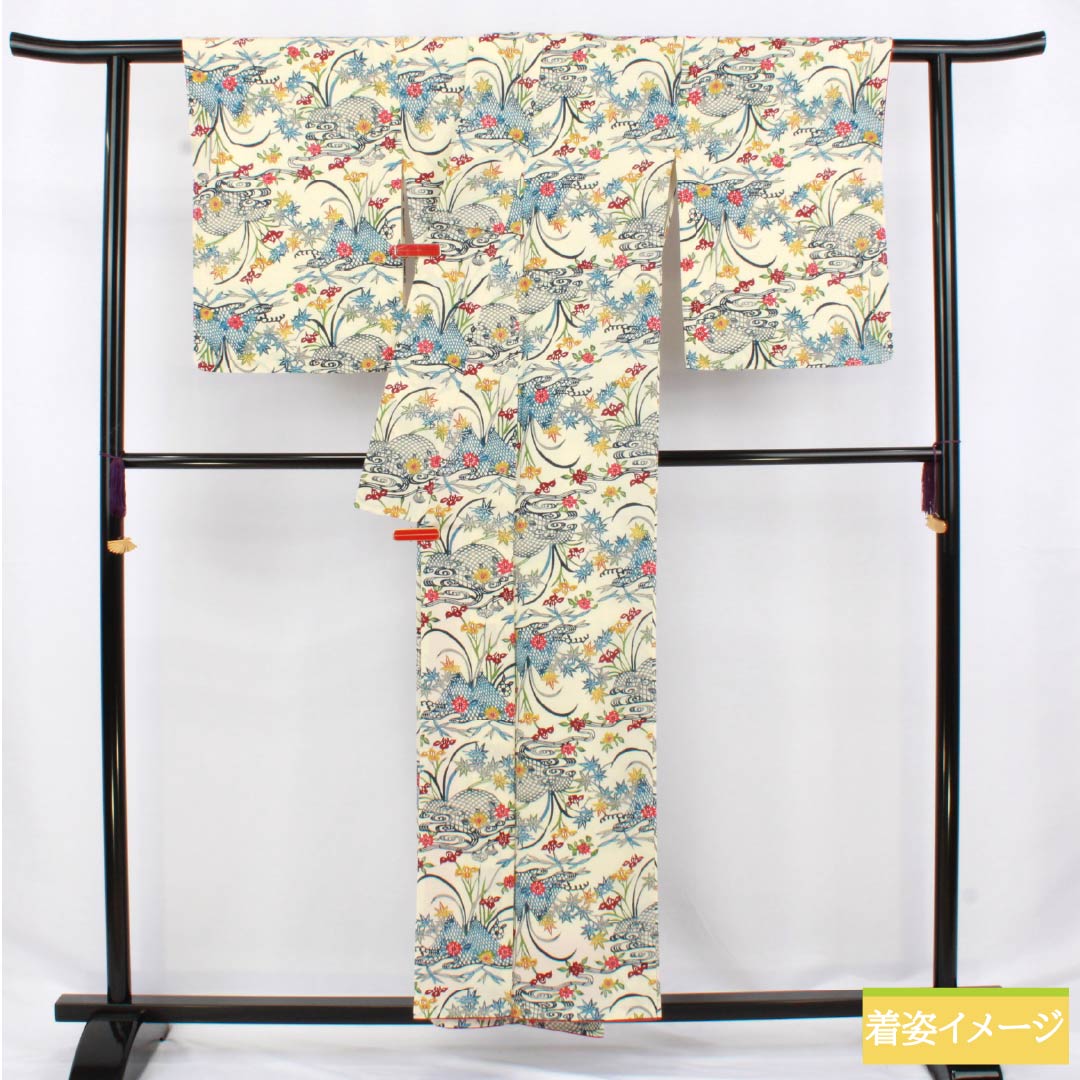Komon silk S-rank kimono, length 154.5cm, sleeve length 64cm, lined, milky white (nyuhakushoku) with Kyoto Bingata auspicious motifs and basting threads. White. Product code: 1115006652211