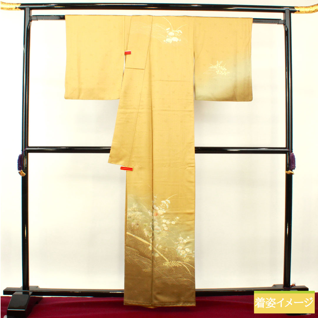Homongi (formal kimono) Length 162cm Sleeve length 65cm Karakin color Gold leaf finish Floral pattern Pure silk S rank Yellow 1112003922423