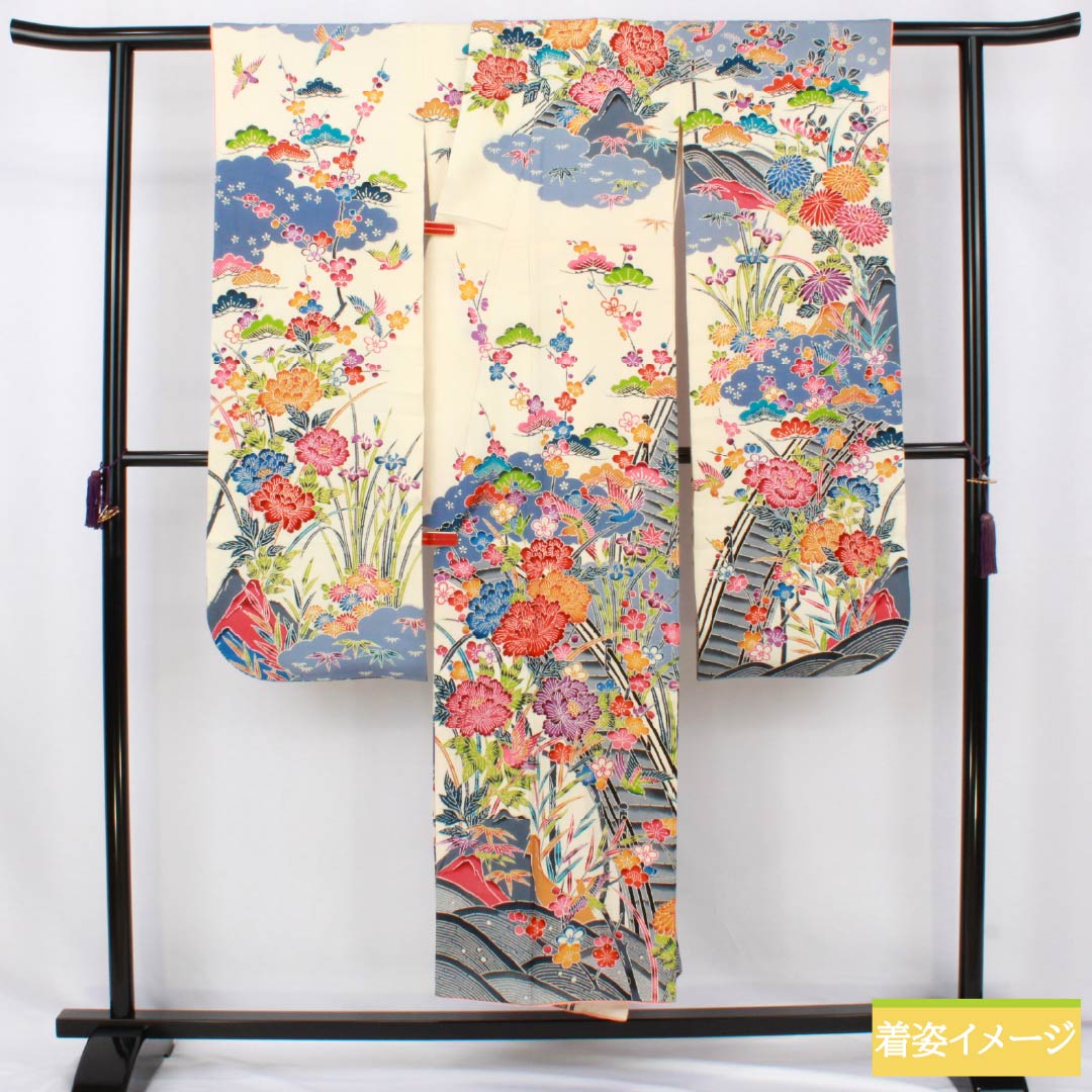 Furisode (long-sleeved kimono) made of pure silk, rank B, length 148.5cm, sleeve length 62cm, lined, off-white, Kyoto Bingata pattern with auspicious motifs, white base, product number 1113002644111