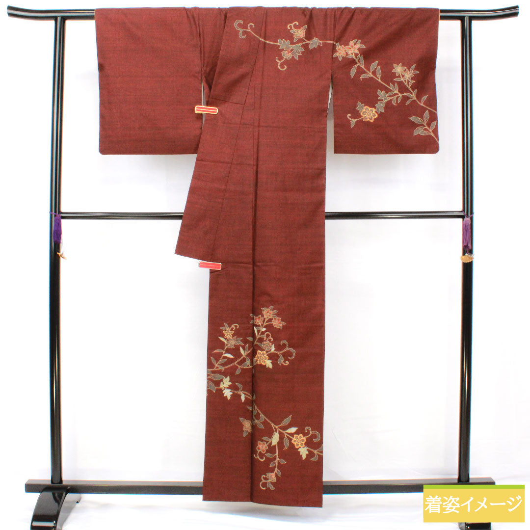 訪問着 正絹 袷 身丈158.5cm 裄丈65cm 生臙脂色(しょうえんじいろ) 大島紬地 紬地 蘇州刺繡 草花模様 Aランク 赤系 1112005493312