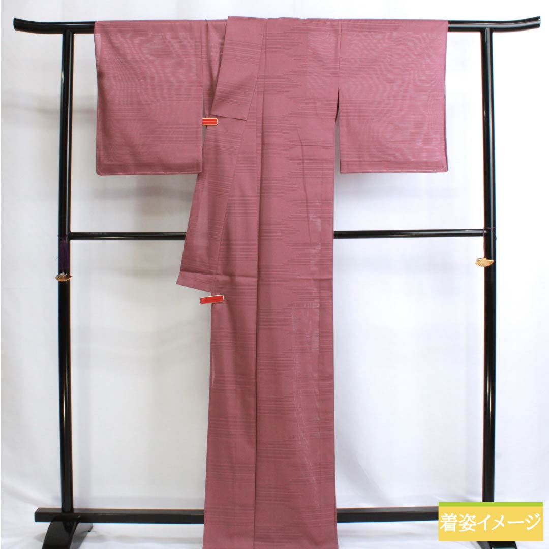 夏物 ポリエステル 色無地 Sランク 身丈166.5cm 裄丈67cm 積紅色(せきこういろ) 紋絽 矢絣 洗える着物 絽 ピンク系 1132002972513