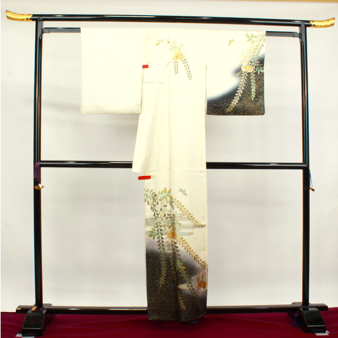 Homongi (formal kimono) made of pure silk, single layer, length 158.5cm, sleeve length 64cm, milky white, gold leaf finish, flower cart, floral pattern, S rank, cream color, 1112003292315