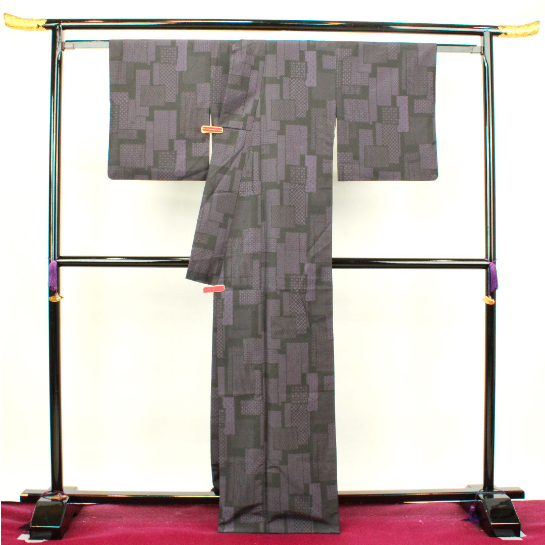 紬 身丈160cm 裄丈66.5cm 幾何学模様 ポリエステル Sランク 袷 黒系 1116002602410