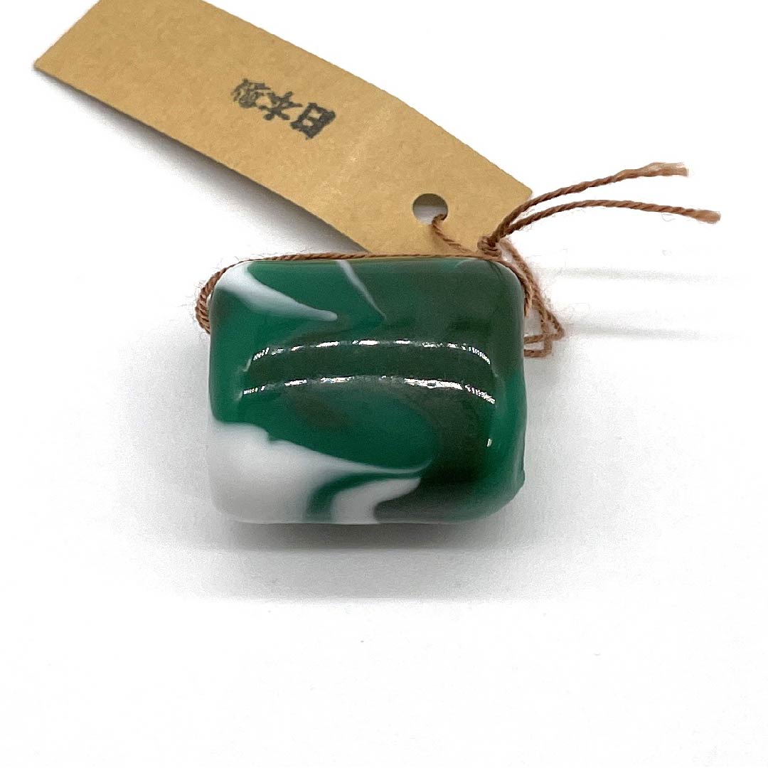 (新古品) 帯留め 陶磁器 カジュアル 緑琉璃色(リューリューリースー) トンボ玉 縞 曲線 長さ約2cm 幅約2cm Sランク 緑系 1137000252919